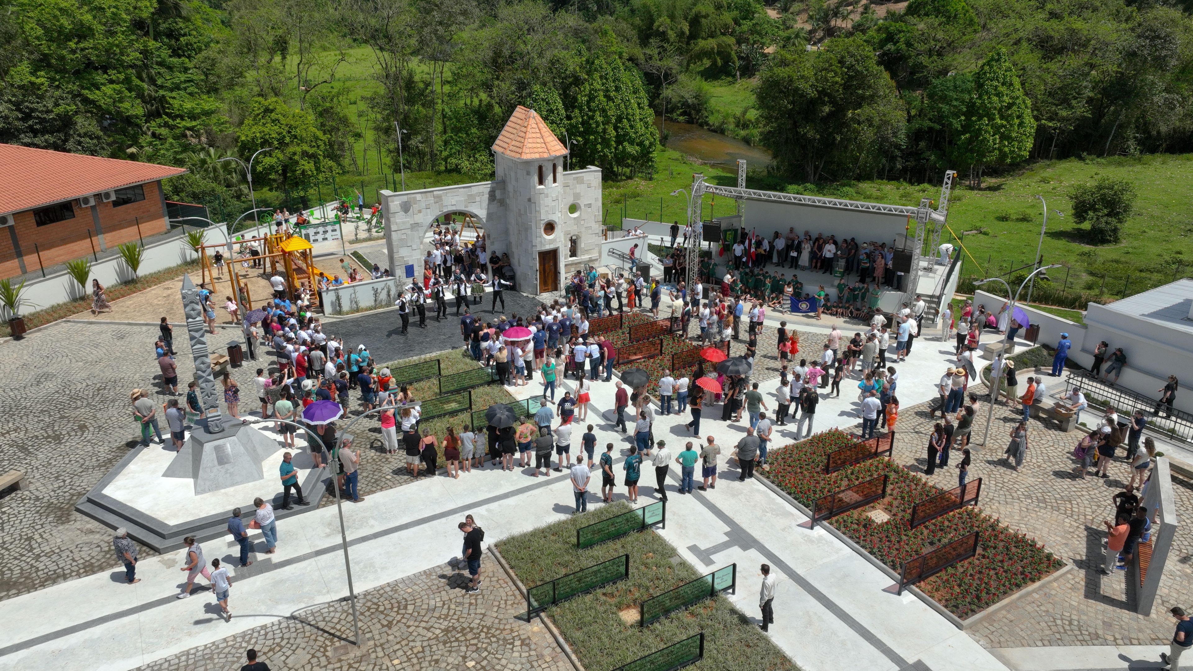 Inauguração da Praça Húngara emociona Jaraguá do Sul e celebra legado dos imigrantes