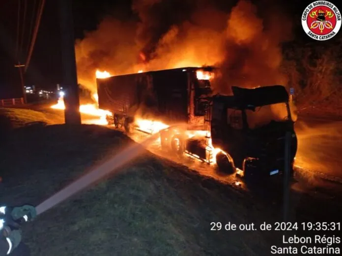 Incêndio destrói caminhão carregado de carne congelada na SC-355