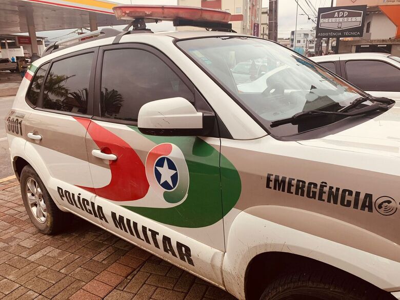 Polícia Militar prende homem por desacato, perturbação e resistência em posto de combustíveis em Jaraguá do Sul