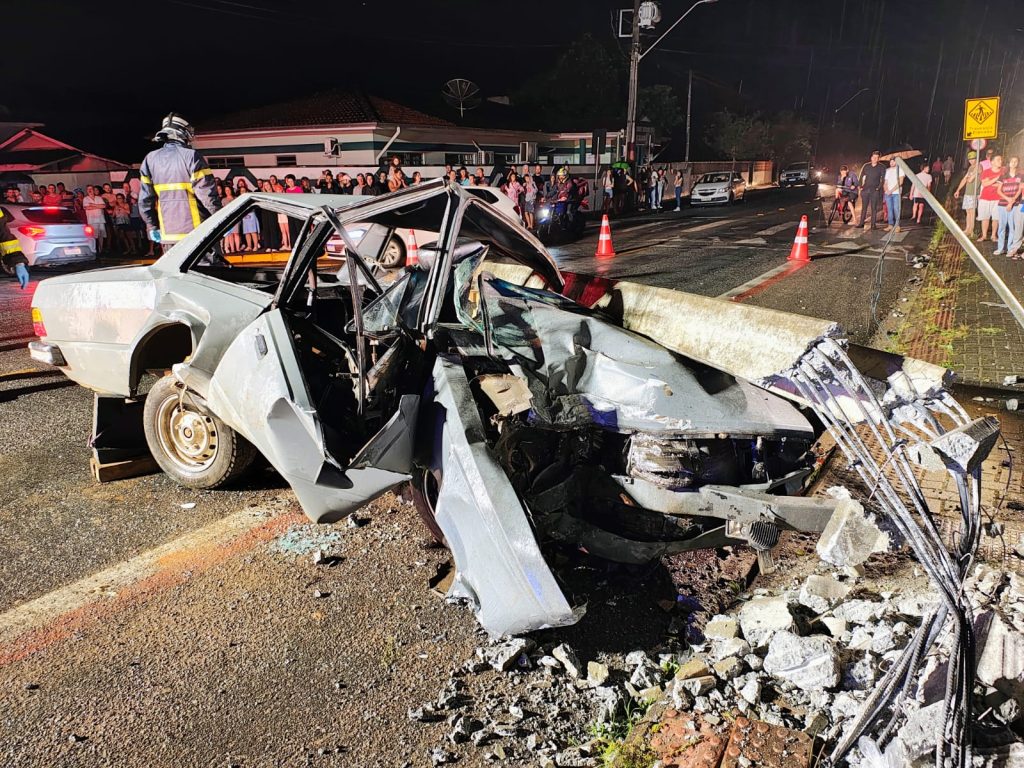 Grave acidente deixa motorista preso nas ferragens e carro destruído em Jaraguá do Sul