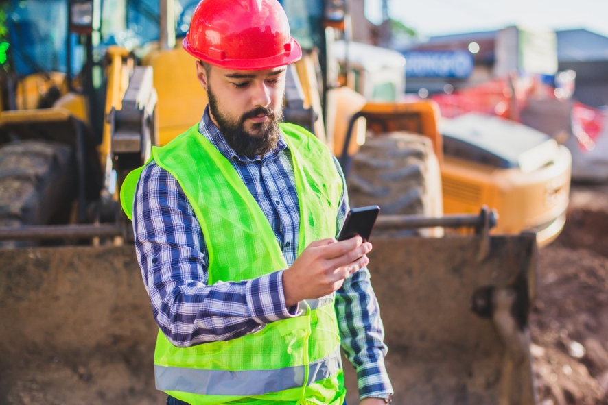 Uso excessivo de celular faz 13% dos brasileiros perderem o emprego, revela estudo