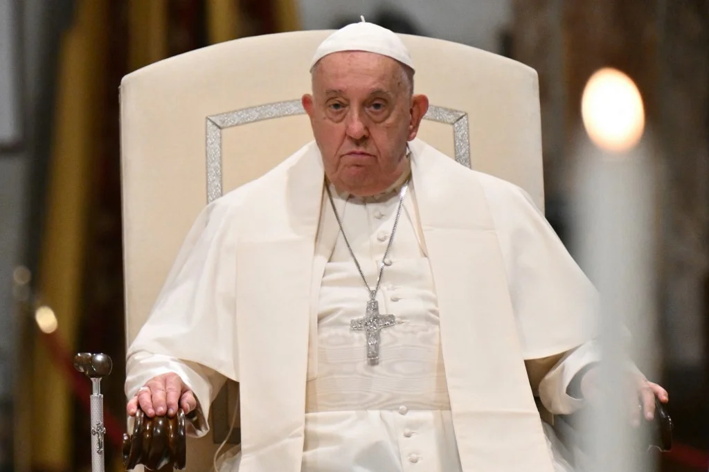 Papa Francisco passa noite tranquila, mas estado de saúde permanece crítico, afirma Vaticano