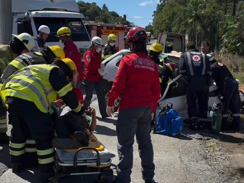 Homem morre e quatro pessoas ficam gravemente feridas em acidente na SC-108, em Guaramirim