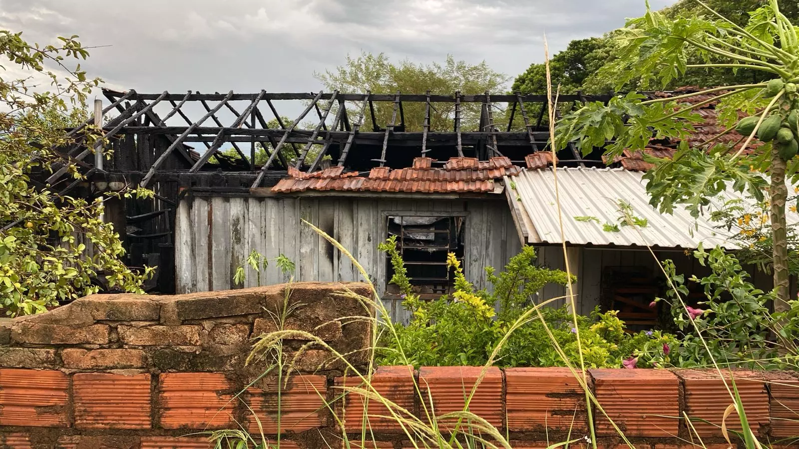 Incêndio em residência mobiliza equipes em Douradina