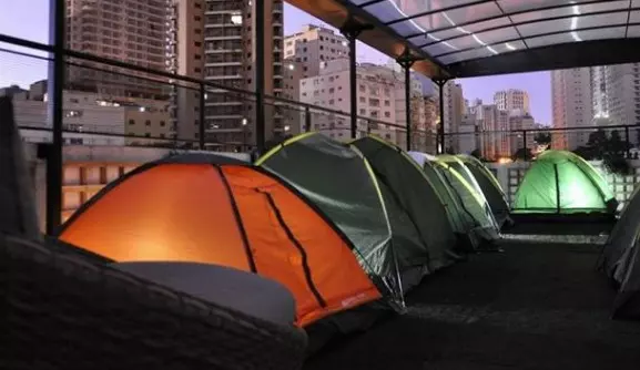 Hostel em SP oferece acampamento no topo de prédio Hostel em SP oferece acampamento no topo de prédio