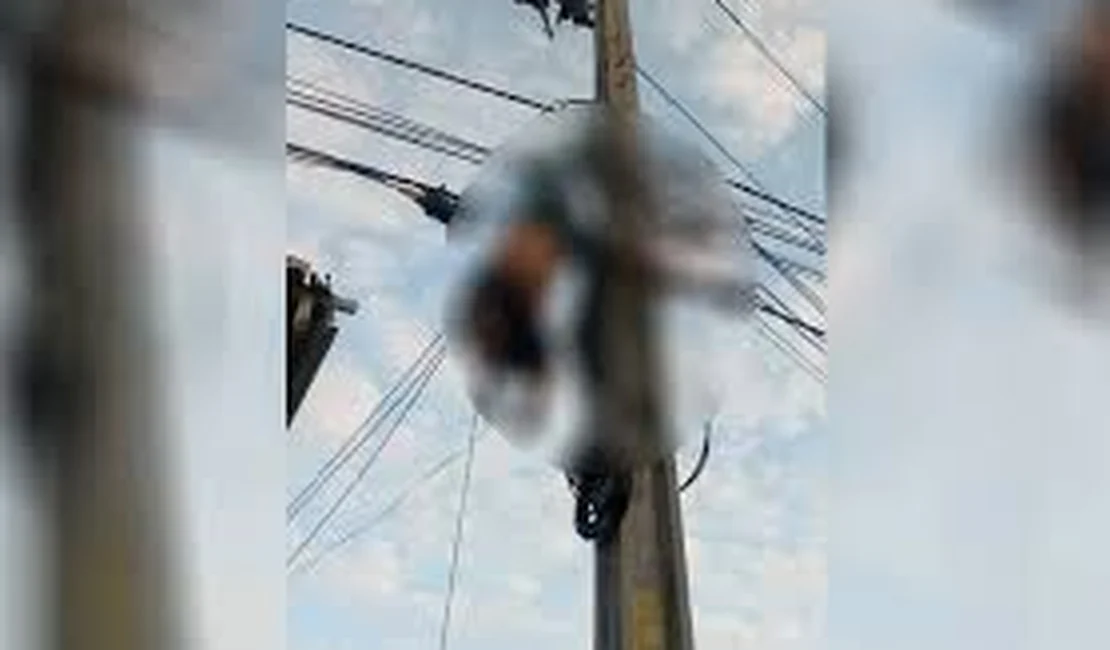 Vídeo: homem morre eletrocutado no RJ após tentar furtar cabos elétricos; corpo ficou pendurado nos fios