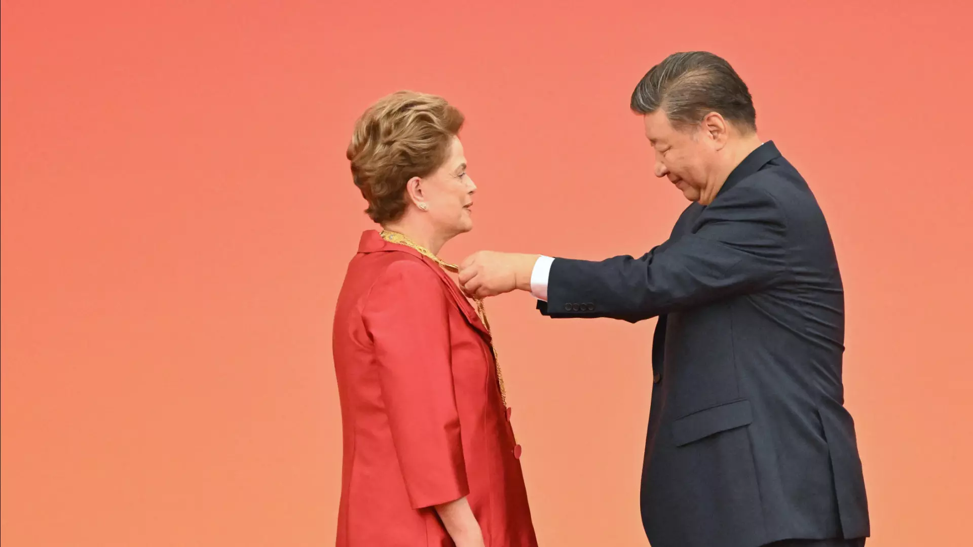 Xi Jinping entrega medalha a Dilma, agora 'velha amiga' da China