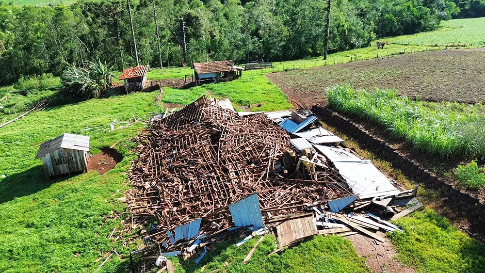 Temporal causa danos em cerca de 200 moradias