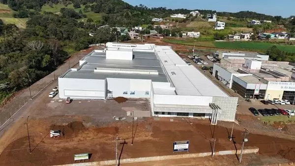 Hospital  Intermunicipal Dr. Aryzone Mendes de Araujo,  ficando pronto