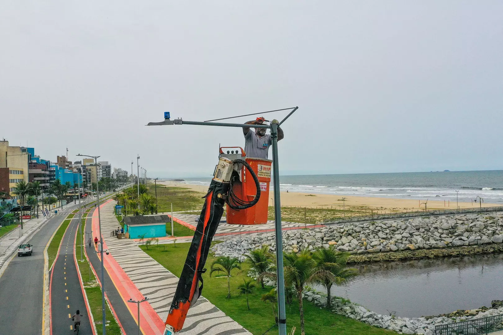 Começa a ligar os 145 superpostes da nova orla de Matinhos