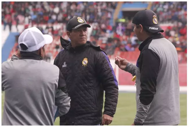 CLEIBSON FERREIRA: TREINADOR BRASILEIRO, CAMPEÃO NO FUTEBOL BOLIVIANO VOLTA AO BRASIL.