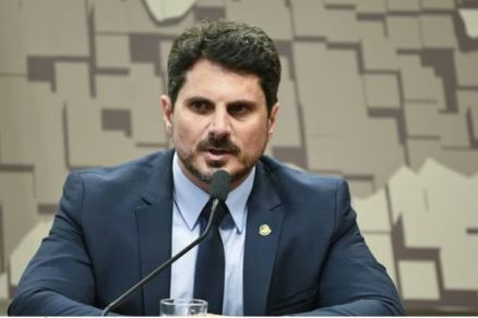 Senador renuncia e diz que Bolsonaro o coagiu a dar golpe