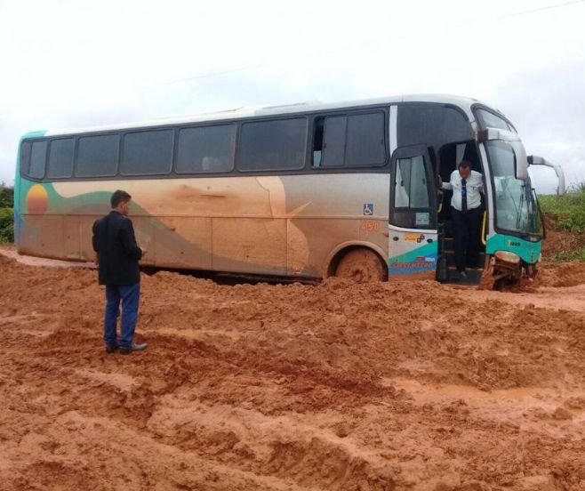 Ônibus interestaduais gastam até 6 horas para percorrer 120 km de chão na BR-158