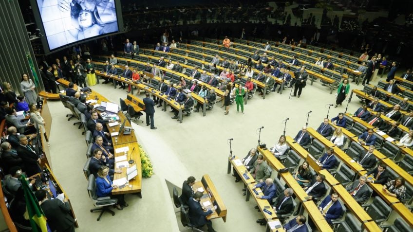 STF retoma julgamento que pode anular eleição de 7 deputados