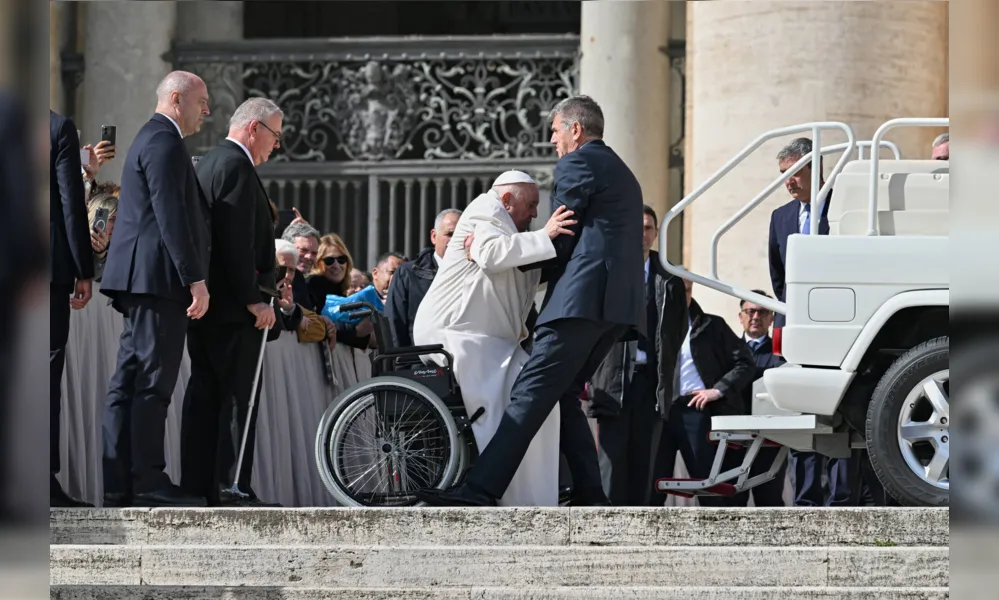 Papa Francisco nega boatos de renúncia e defende bênção a casais gays em livro