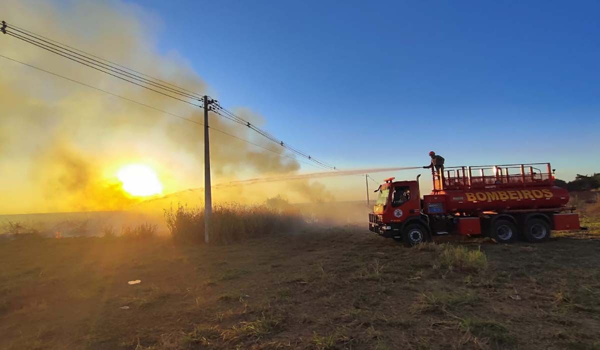 Corpo de Bombeiros Militar combate incêndio em vegetação em MT