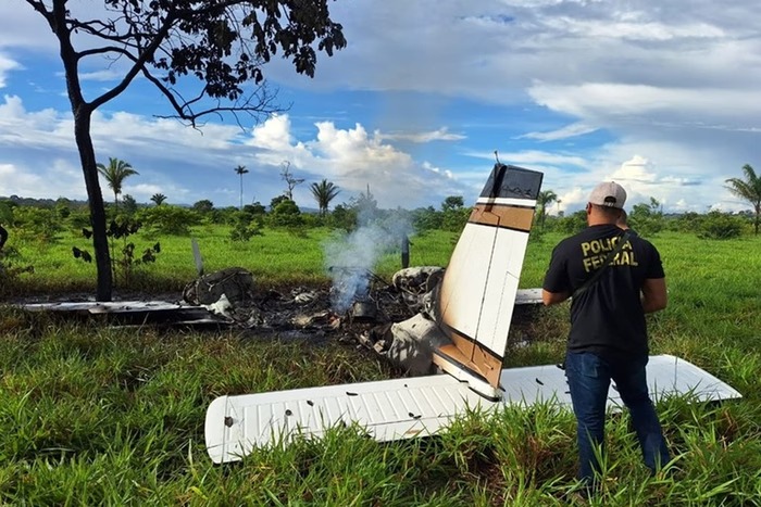 Piloto faz pouso forçado, coloca fogo em avião e sequestra ambulância