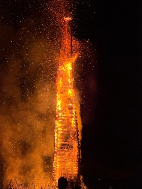 Pontal do Araguaia bate recorde da maior fogueira do Brasil com 69 metros de altura e leva mais de 20 mil pessoas a festa do Arraiá do Pequi