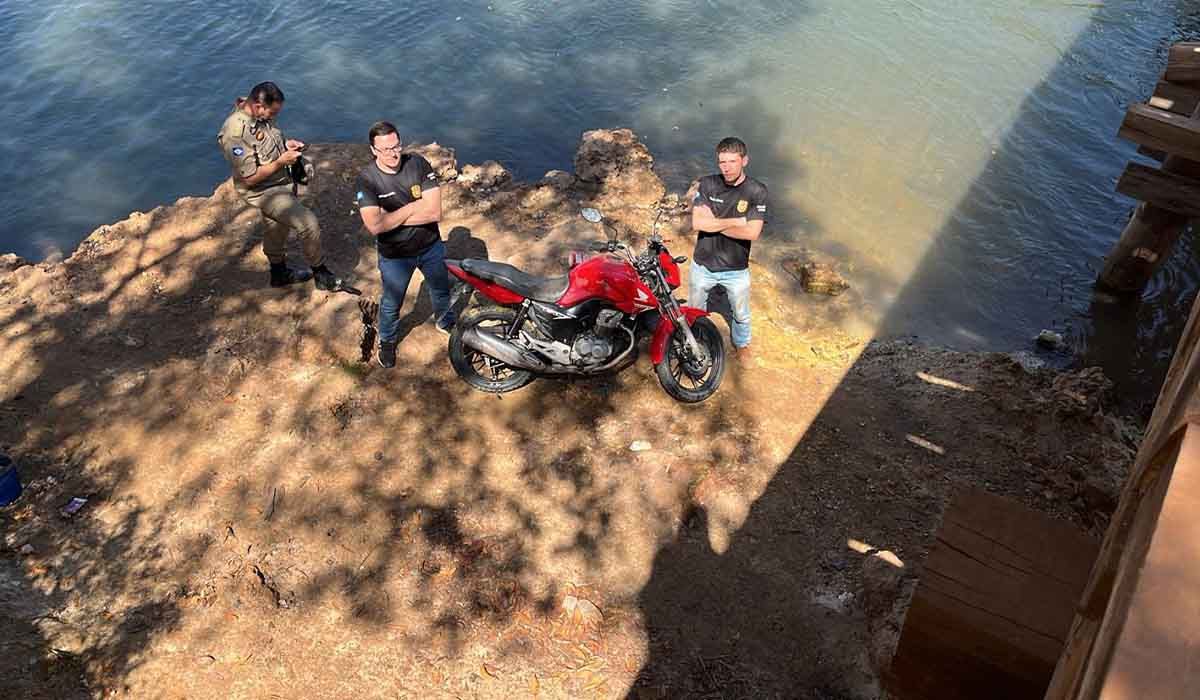 Após confissão de suspeito, mergulhadores encontram motocicleta roubada de Raquel Cattani; vídeo