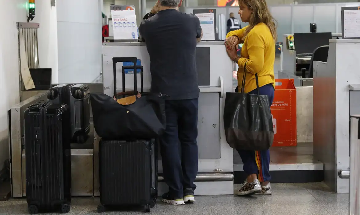 Aposentados poderão comprar passagem aérea por até R$ 200 cada trecho