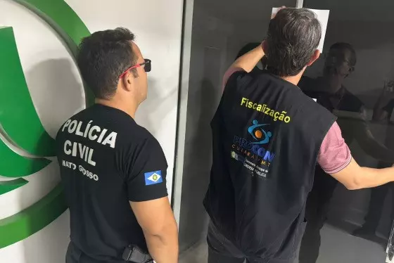 Decon suspende atividades de empresa que incentiva clientes não pagarem dívidas; imagens