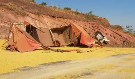 Caminhoneiro é arremessado de cabine e morre em rodovia