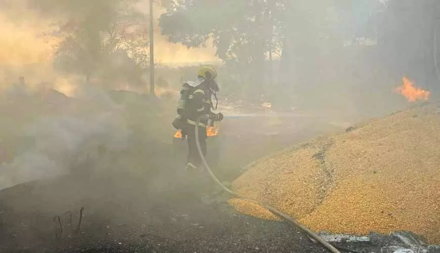 Bombeiros combatem incêndio em caminhão carregado de milho na BR-364