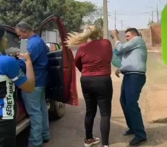 Acusado de calote, vereador sai no soco com adversário no meio da rua