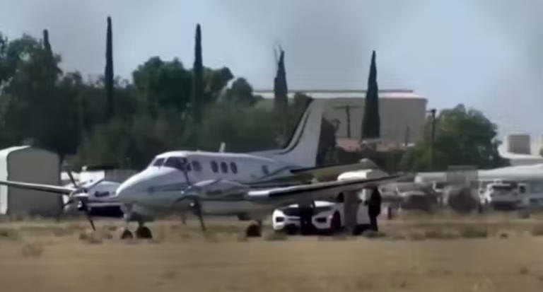 Passageira heroína pousa avião após piloto ter parada cardíaca