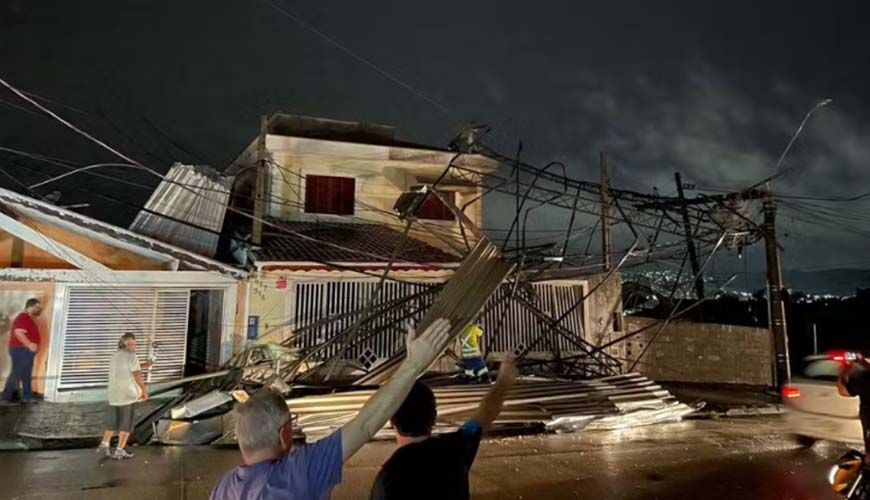 Cidade vive minutos de terror com tempestade devastadora; vídeo