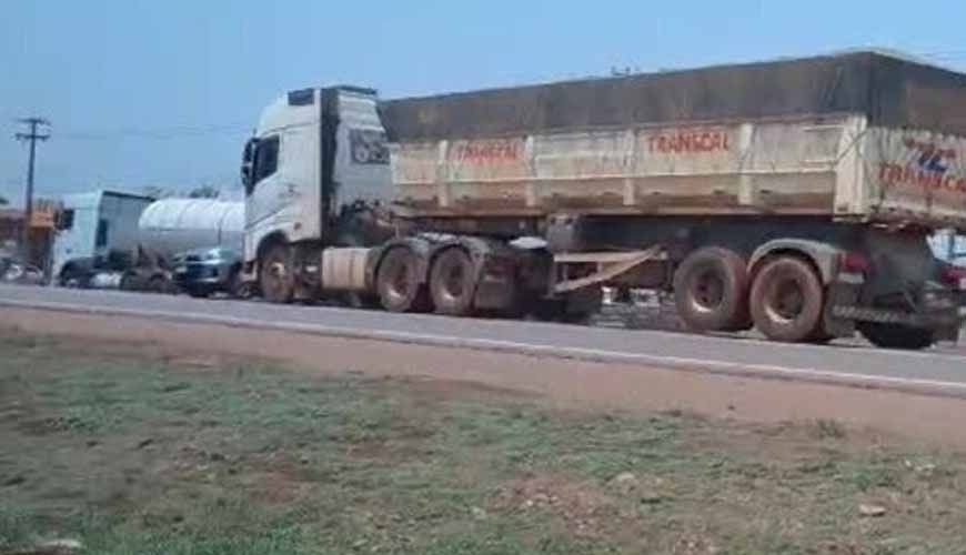 Carro é arrastado por carreta em alta velocidade em rodovia de MT; vídeo