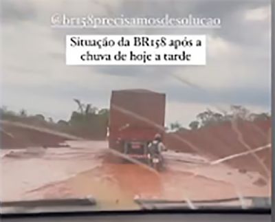 Poças de lama e estrada alagada; são registros da BR-158 com chuvas na região