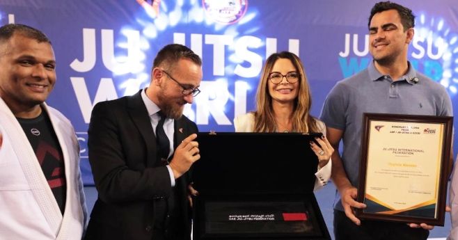 Na Grécia, primeira-dama de MT recebe faixa preta de Jiu-Jitsu e título de embaixadora mundial do esporte