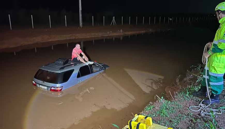 Carro desgovernado cai em lagoa e motorista sobe em teto de veículo para se salvar de afogamento em MT; vídeo