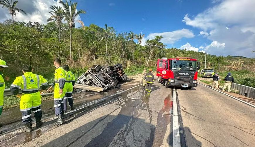 Motorista morre após carreta tombar e pegar fogo na Serra de São Vicente