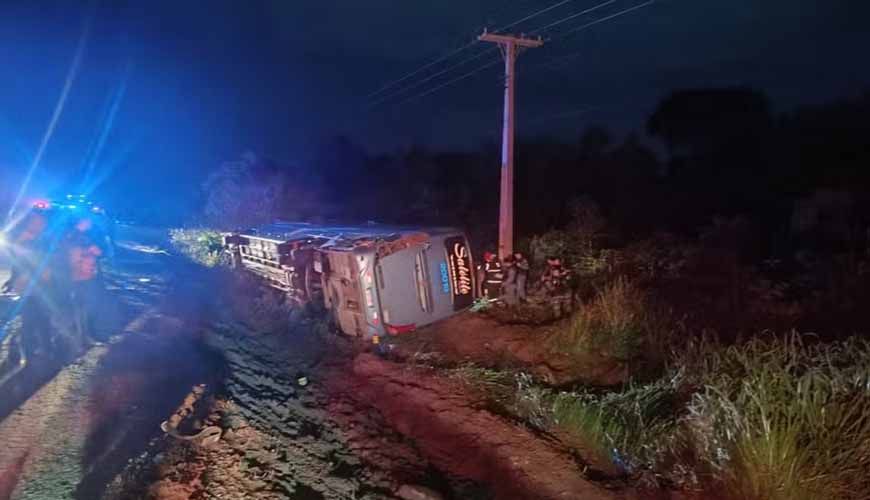 Acidente entre ônibus e caminhão deixa duas crianças mortas e 27 feridos em rodovia de MT