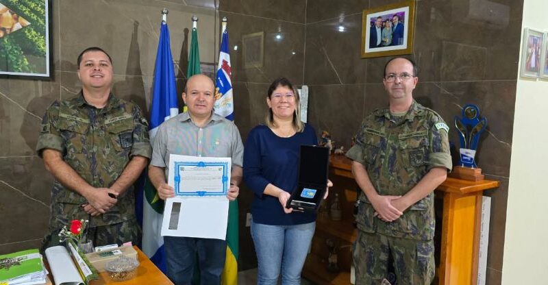 Prefeita Janailza Taveira recebe placa em reconhecimento ao apoio à Força Aérea Brasileira