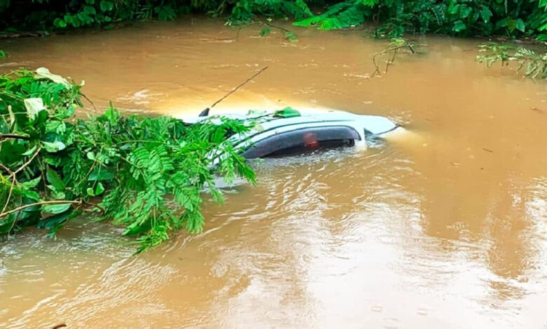 Mulher morre e homem fica e ferido após carro cair dentro de rio em MT