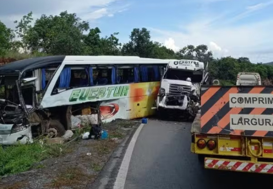 Colisão entre ônibus e caminhão deixa 19 feridos na BR-070