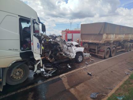 Caminhonete é esmagada por carretas e motorista morre