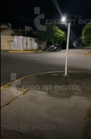 Após discussão, mulher sobe no capô de carro e marido acelera veículo VEJA VÍDEO