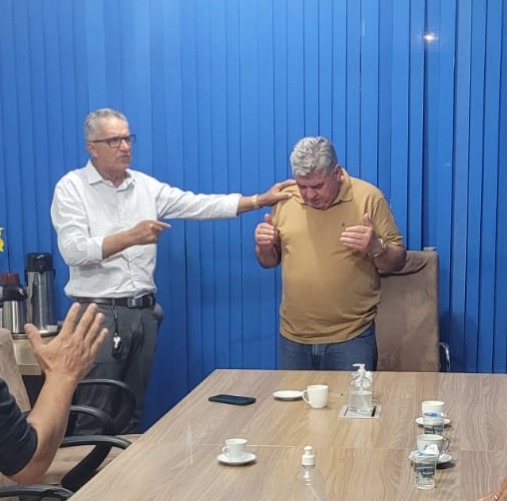 Pastor da Assembleia de Deus ora por prefeito e pela cidade de Barra do Garças