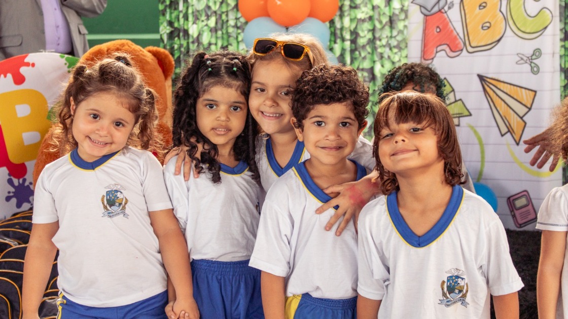 Creche de Barra do Garças está em novo prédio e alunos recebem kits escolares