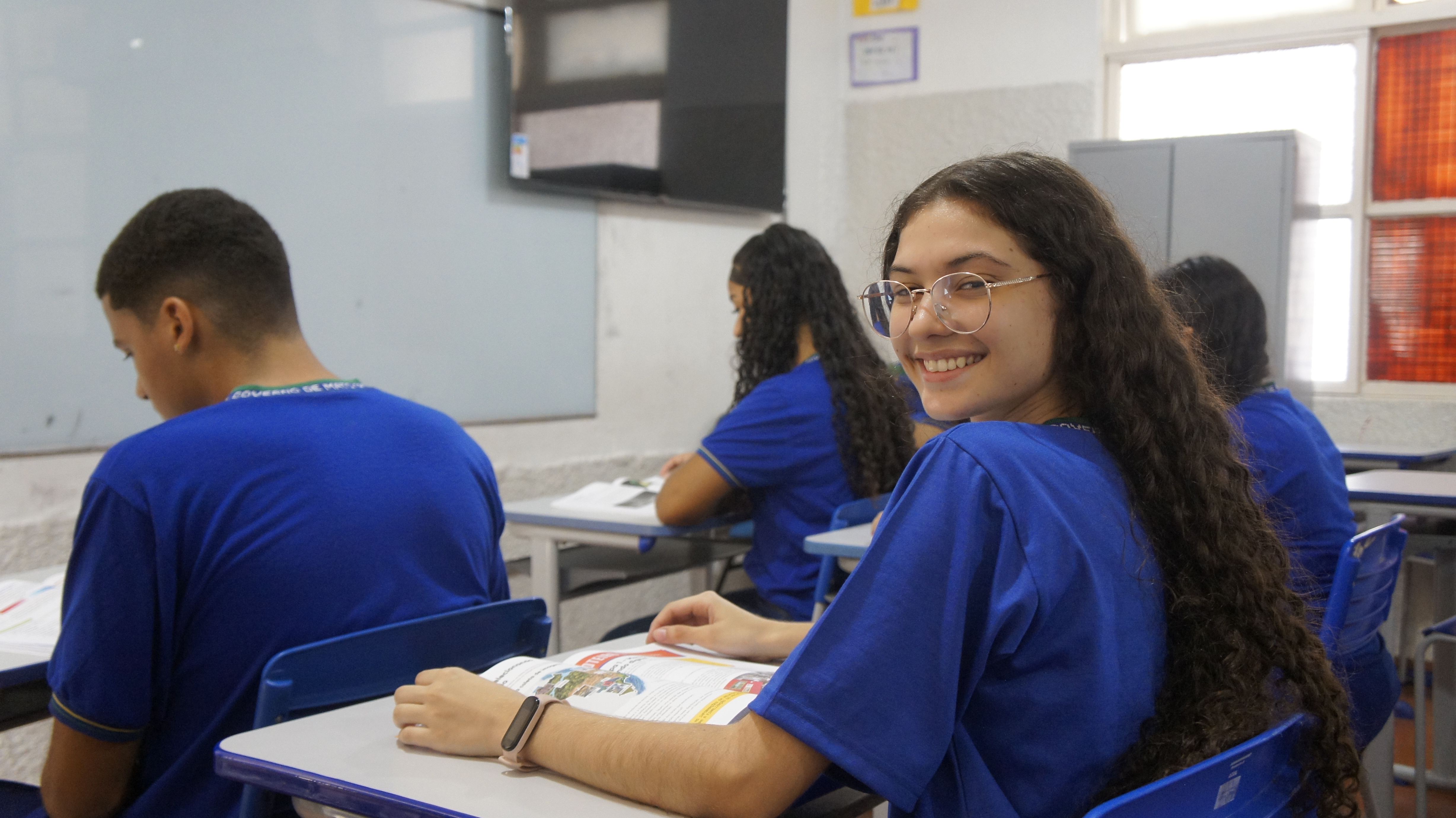 Estudantes têm até sexta-feira (15) para participar da campanha “#NossoTrajeÉAzul”