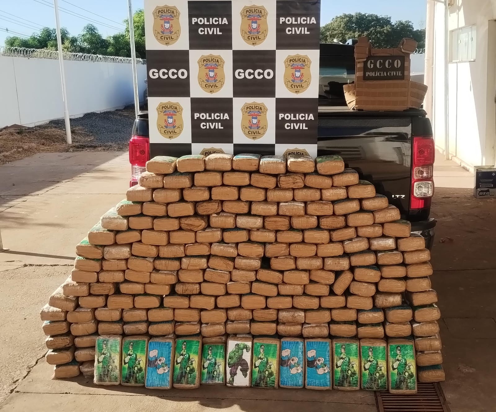 Polícia Civil apreende 210 tabletes de maconha em camionete na MT-010