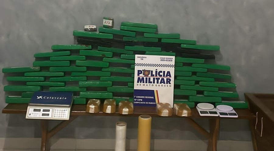 Militares localizaram maconha, pasta base de cocaína, balanças e rolos de insufilme para embalagem e comercialização das drogas