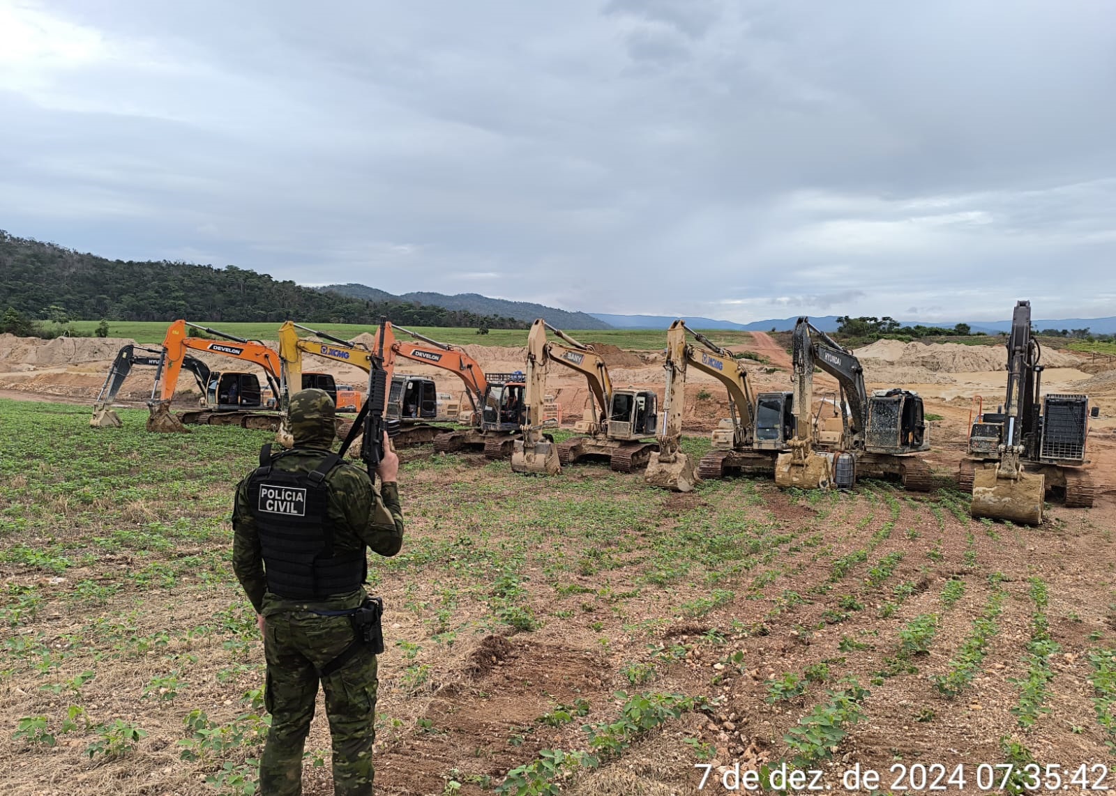 Polícia Civil apreende 9 escavadeiras usadas em garimpo ilegal em propriedade rural