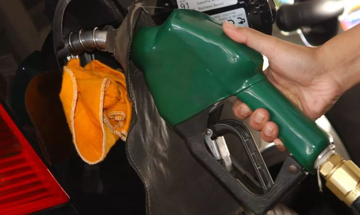 Petrobras anuncia aumento da gasolina e do gás de cozinha