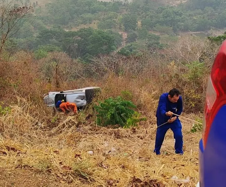 Homem é resgatado pelo Corpo de Bombeiros após cair com veículo em ribanceira em Ouro Preto do Oeste, RO