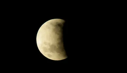 Superlua e eclipse lunar parcial acontecem nesta terça-feira (17)